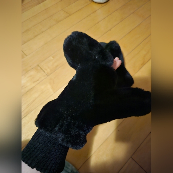 Brand new never worn furry mittens with fleece lining - Picture 5 of 5